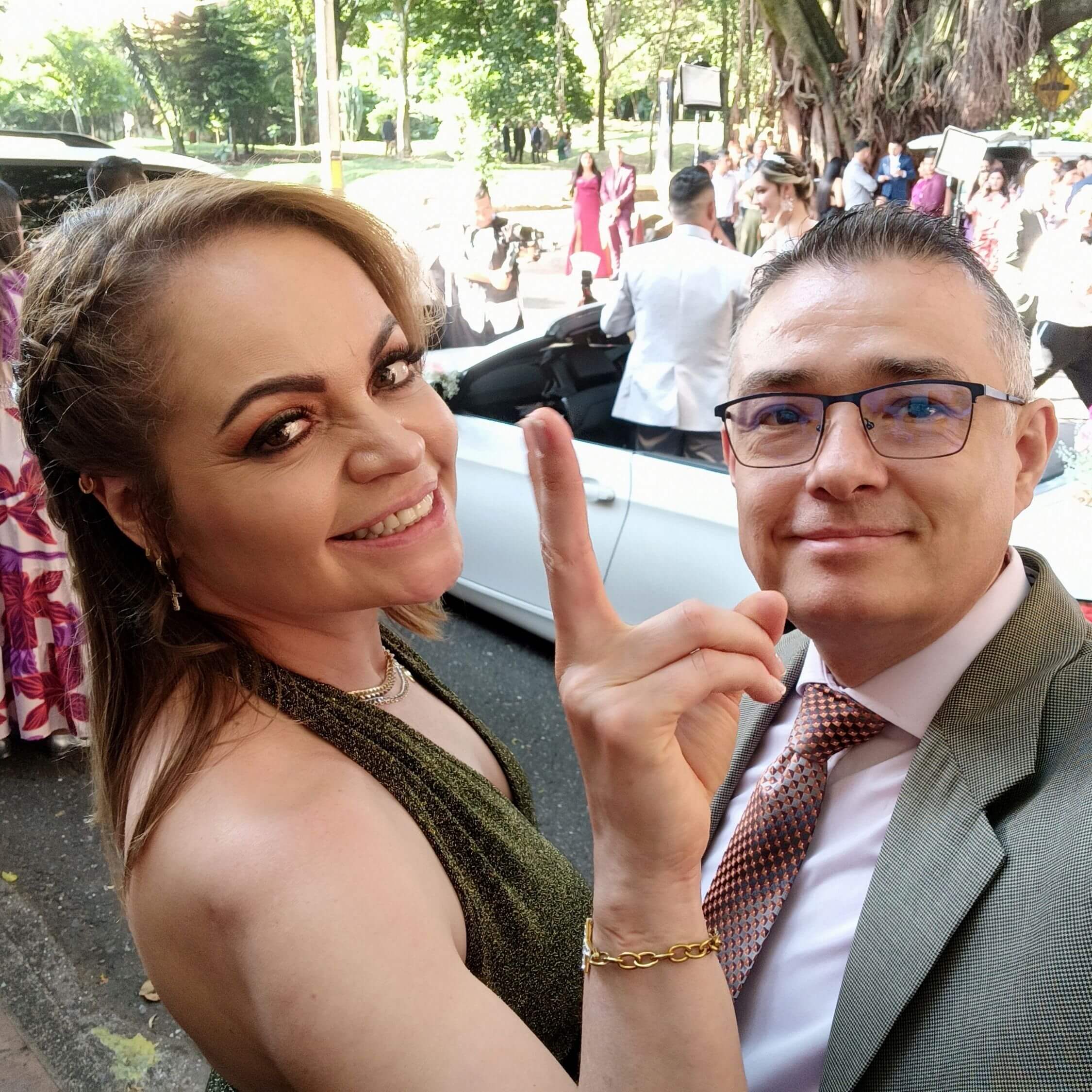 Imagen inspiradora de una pareja caminando juntos